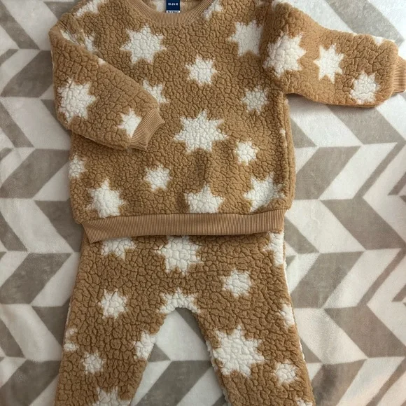 18 Month Girls cold weather Fall, Winter Bundle with Hoodies and Sweater outfits - Picture 9 of 11